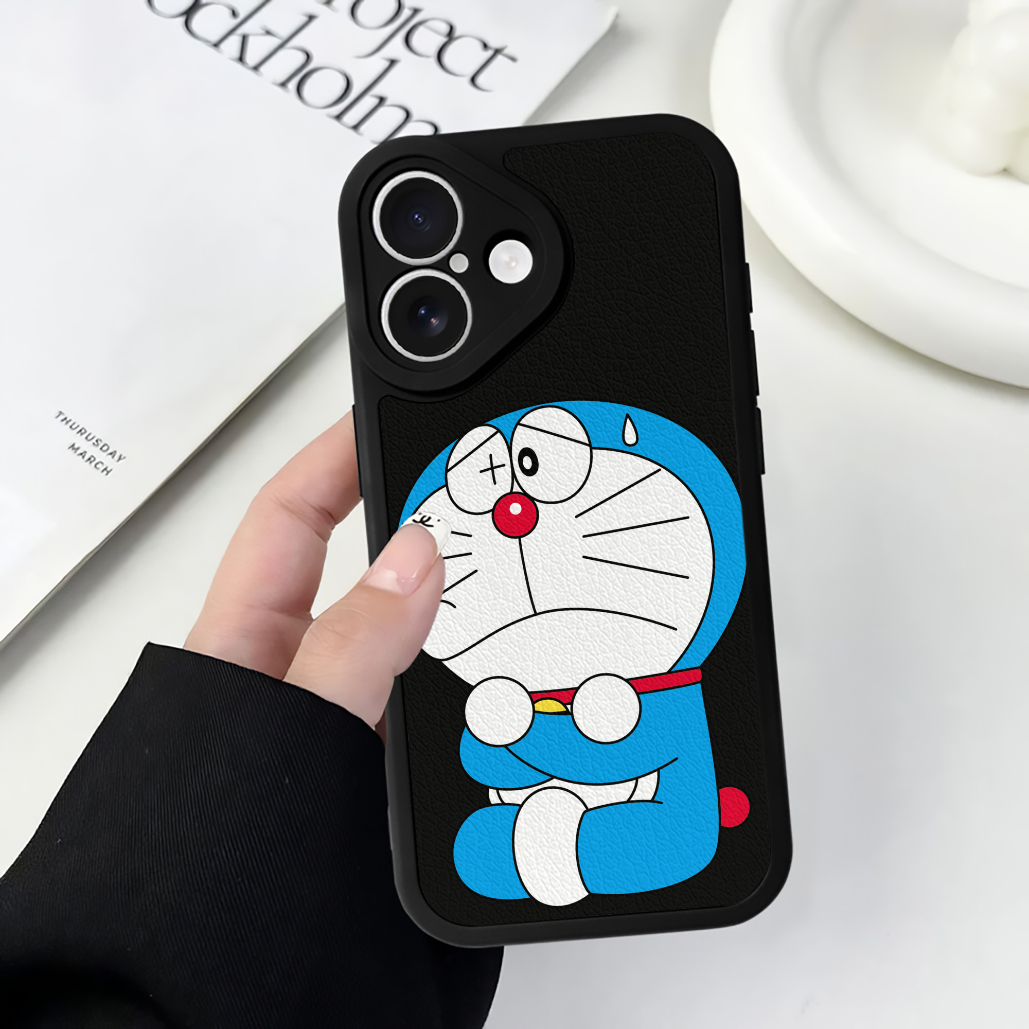 （画像用） ドラえもん Doraemon 【iPhone 16シリーズ対応】シリコンスマホケース（レザー調） 材質：シリコン